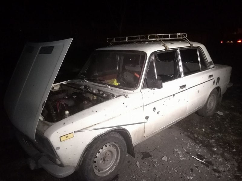 Coche dau00f1ado por bombardeos de Ucrania en un vu00eddeo de los prorusos