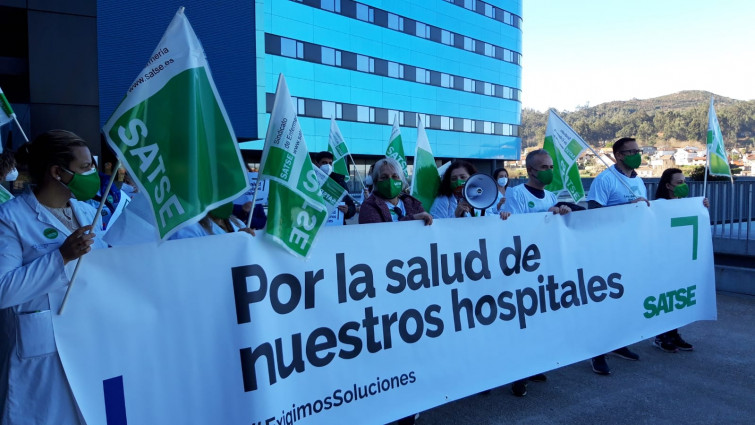 Enfermeros y otros profesionales del SERGAS protestan ante los hospitales de A Coruña, Vigo y Ourense convocados por SATSE