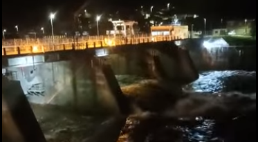 (Vídeos) El embalse de Vilamartín de Valdeorras (Ourense) rompe en parte vaciando una gran cantidad de agua