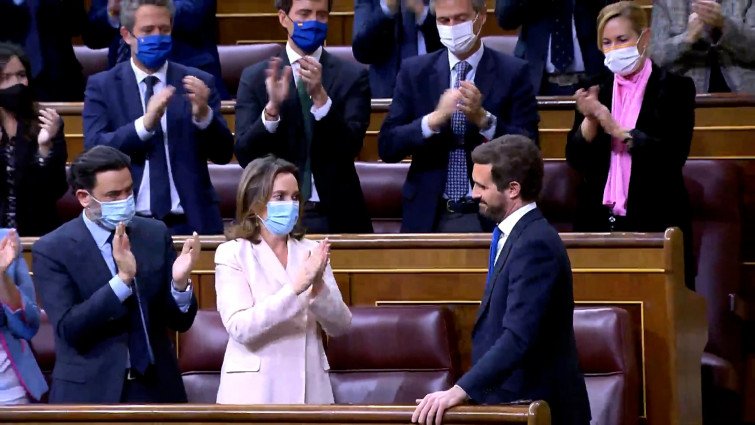 (Vídeo) Los mismos diputados del PP que lo traccionaron ayer despiden hoy a Casado con una atronadora ovación