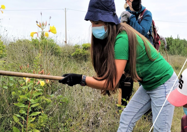 Voluntarios eliminarán especies invasoras de la Lagoa de Baldaio organizados por ADEGA y apoyados por Fundación LaCaixa