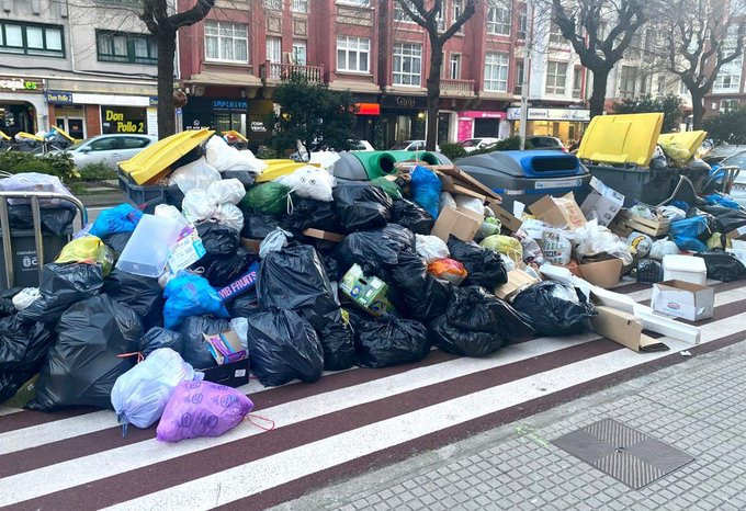 Emergencia sanitaria en A Coruña porque se están acumulando toneladas de basura en la calle