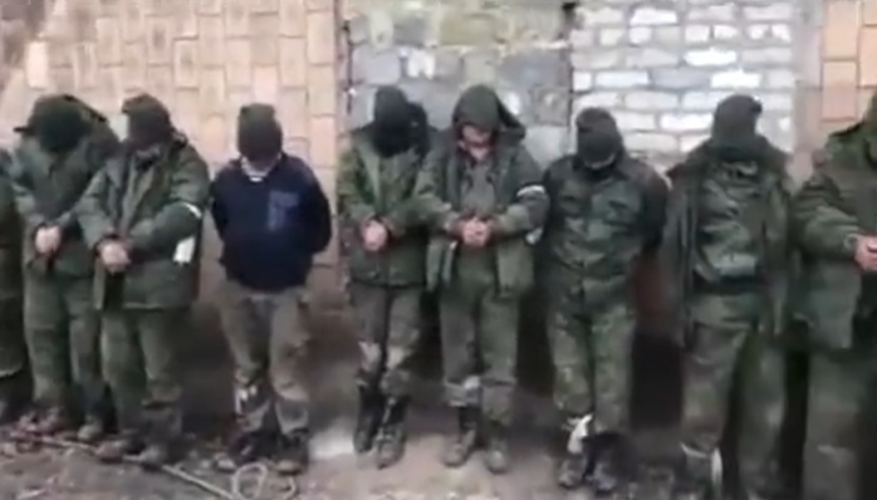 Prisioneros rusos en un vídeo difundido por el batallón Azov