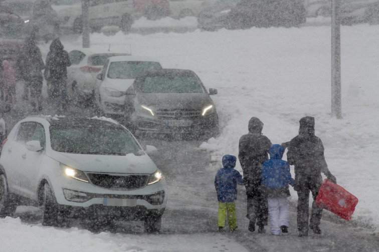 La nieve provoca varias alertas en Ourense y Lugo y la costa sufre temporal