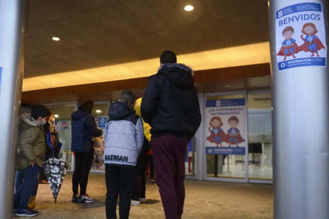 Archivo - Varios niños acompañados de sus padres, a su llegada al recinto ferial Expourense para ser vacunados contra la Covid,