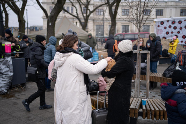 Gente proveniente de diferentes puntos de Ucrania espera en las inmediaciones de la estación de tren de Lviv, a 2 de marzo de 2022, en Lviv (Ucrania). Más de 2.000 civiles ucranianos han muerto desde el comienzo de la invasión lanzada por Rusia el pasado