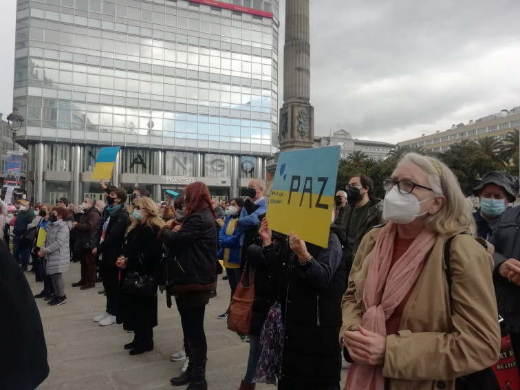 Centenares de personas piden en A Coruña el fin de la guerra en Ucrania y condenan el envío de armas