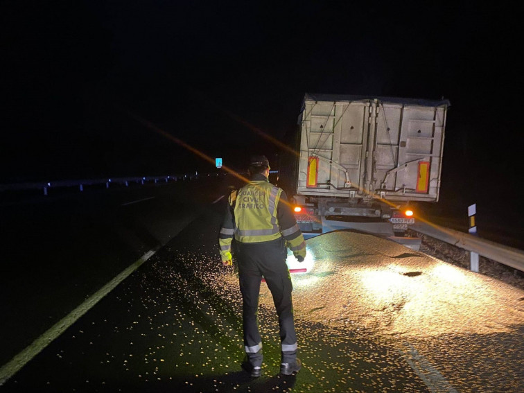 Un camión que transportaba maíz pierde parte de su carga en Baralla y dificulta el tráfico en la A-6