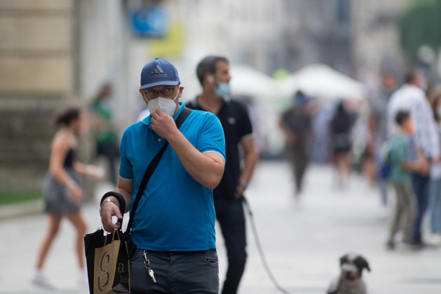 Archivo - Un hombre se tapa la boca con una mascarilla en Lugo, ciudad que está cubierta de humo como consecuencia de los incendios declarados en la parroquia de Ribas de Sil, a 6 de septiembre de 2021, en Lugo, Galicia (España). El humo de los dos incend