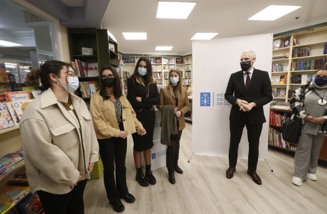 El vicepresidente económico de la Xunta, Francisco Conde, con a alumnas ganadoras del certamen sobre la factura de la luz para escolares