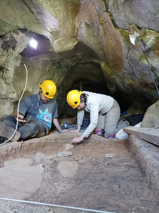 Excavación en la Cova das Cabras, en Triacastela (Lugo).