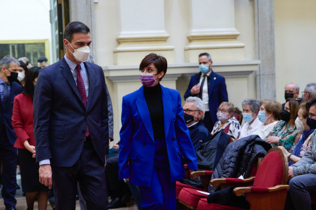 La ministra de Política Territorial y Portavoz del Gobierno, Isabel Rodríguez, y el presidente del Gobierno, Pedro Sánchez, a su llegada al acto institucional de homenaje a las víctimas del terrorismo en la Real Academia de Bellas Artes de San Fernando.