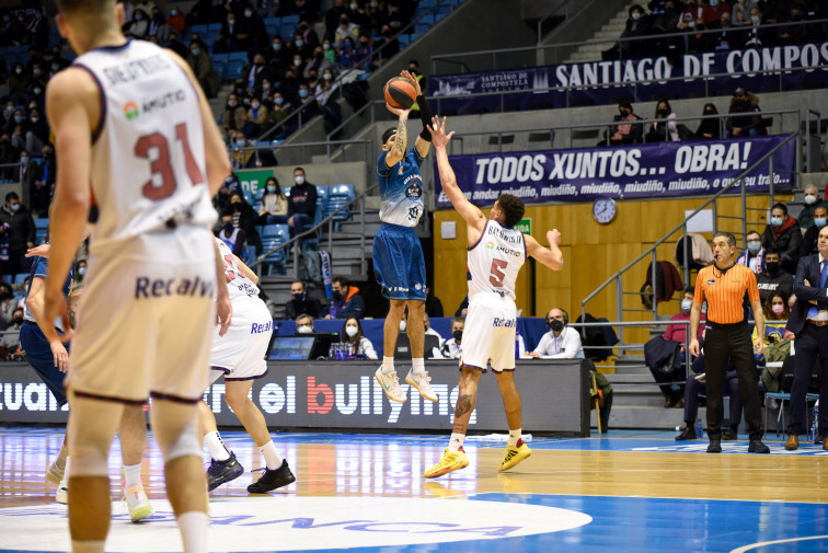 El Obradoiro aleja a los fantasmas del descenso ganando a Baskonia, pero no los espanta