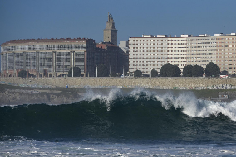 Alerta amarilla en la costa de A Coruña este 1 de noviembre por fenómenos costeros con olas de 5 metros