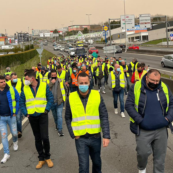 El parón de transportistas paraliza lonjas y ferias de ganado, provoca desabastecimientos y grandes retenciones