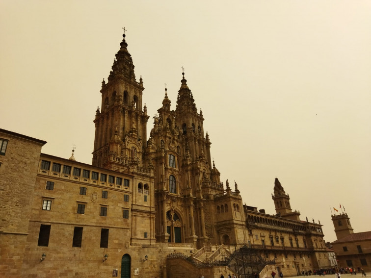 (FOTOGALERÍA) La calima, responsable de la postal en sepia de la Catedral de Santiago o la Torre de Hércules