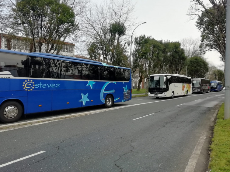 Sonora protesta ante la Xunta por una flota de más de 50 autobuses contra el 