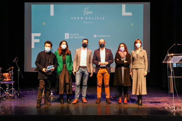 El secretario xeral de Cultura de la Xunta de Galicia, Anxo Lorenzo, junto al director da Axencia Galega das Industrias Culturais (Agadic), Jacobo Sutil, en la presentación del nuevo catálogo de 'Films from Galicia'.