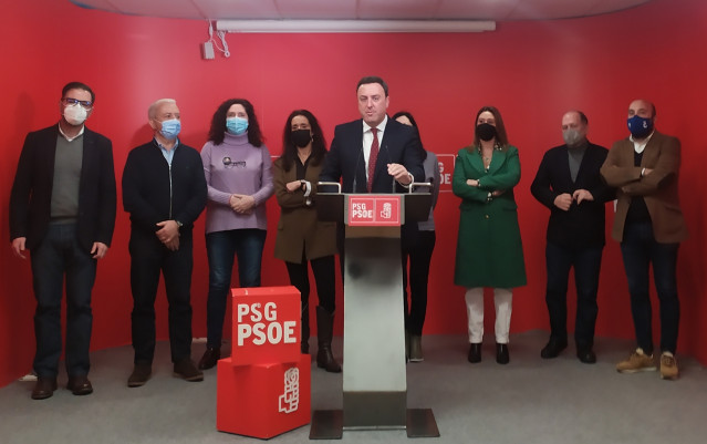 El secretario xeral del PSdeG, Valentín González Formoso, en rueda de prensa acompañado por miembros de la dirección del partido