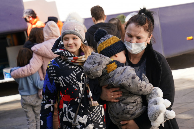 Teléfono para españoles que ofrecen alojar refugiados de Ucrania en marcha gracias a Fundación LaCaixa