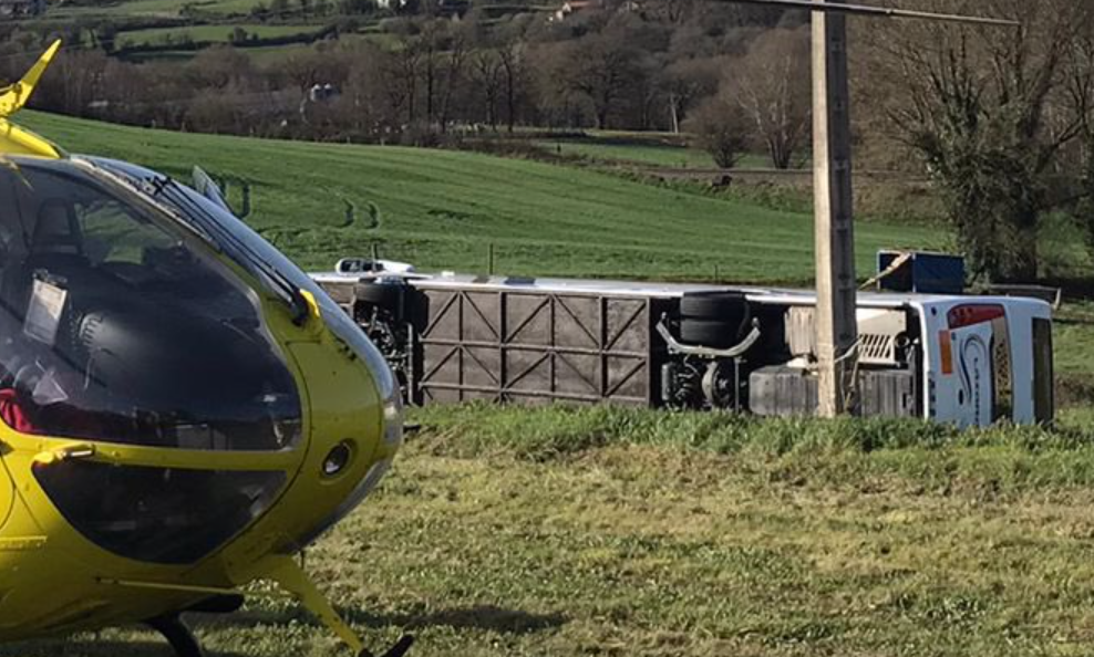 Autobus volcado en Lalu00edn en una foto del helicóptero del 061 de Santiago