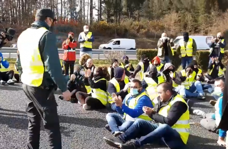 (Vídeo) Los transportistas provocan cortes en la autovía A-6 en O Corgo (Lugo) y retenciones entre Tuy y Vigo