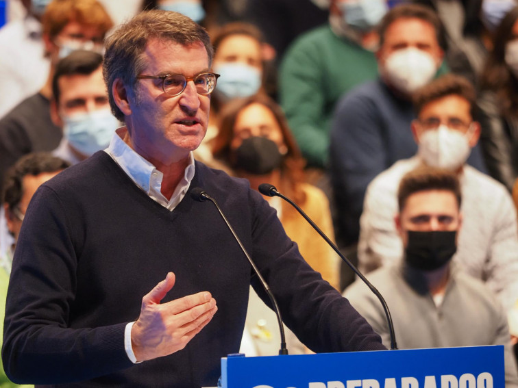 (VÍDEO) Un espontáneo interrumpe a Feijóo en Oviedo ensalzando a Pablo Casado y el público responde al grito de 