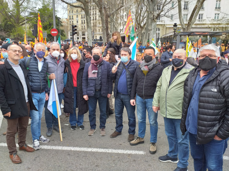 El campo toma Madrid en una marcha multitudinaria azuzada por las protestas de los transportistas​