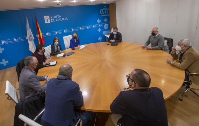 La conselleira de Infraestruturas e Mobilidade, Ethel Vázquez, participa en una reunión con gestores de las depuradoras.