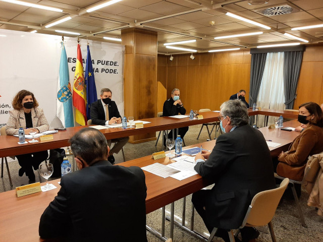 El delegado del Gobierno en Galicia, José Miñones, en una reunión con el presidente de la CEG, Juan Manuel Vieites, y representantes del sector de la cadena alimentaria