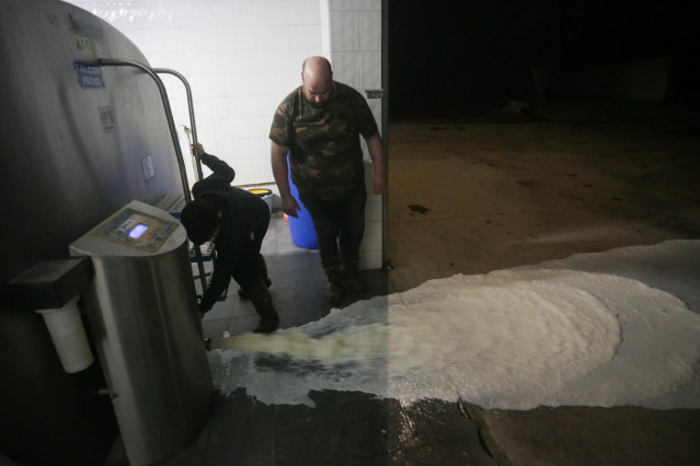 Un ganadero vierte la leche al suelo después de que la industria láctea tenga que parar su actividad a partir de hoy, a 17 de marzo de 2022, en Vilela, Outeiro de Rei, Lugo, Galicia (España). La industria láctea para su actividad al no poder contar con in