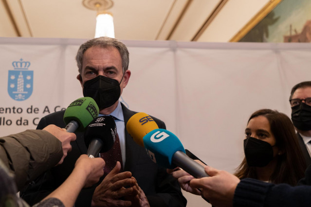 El expresidente del Gobierno José Luis Rodríguez Zapatero ofrece declaraciones a los medios de comunicación en el Ayuntamiento de A Coruña, junto a la alcaldesa, Inés Rey