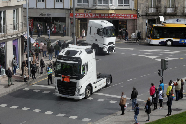 Dos camiones entran en la Ronda de la Muralla, en una marcha lenta que ha salido desde el polígono de As Gándaras para pasar por varias localizaciones del centro de la ciudad, durante el noveno día de paro nacional de transportistas, a 22 de marzo de 2022