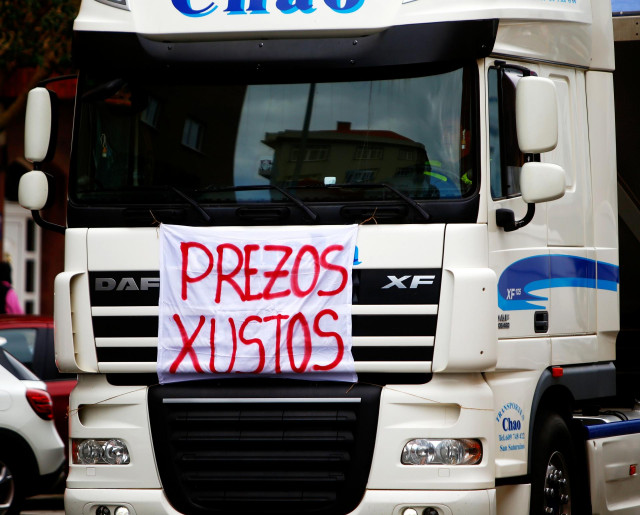 Un camión en una marcha, durante el décimo día de paro nacional de transportistas, a 23 de marzo de 2022, en Ferrol, A Coruña, Galicia (España). La movilización de los transportistas ha partido del Polígono Industrial de Río do Pozo y transcurre por vario