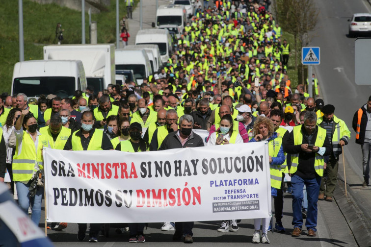 Miles de camioneros en huelga se manifiestan en Lugo y causan retenciones en ciudades como Vigo y Santiago