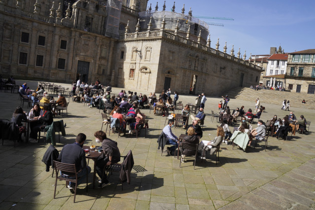 Archivo - Una terraza de un establecimiento hostelero en Santiago de Compostela.