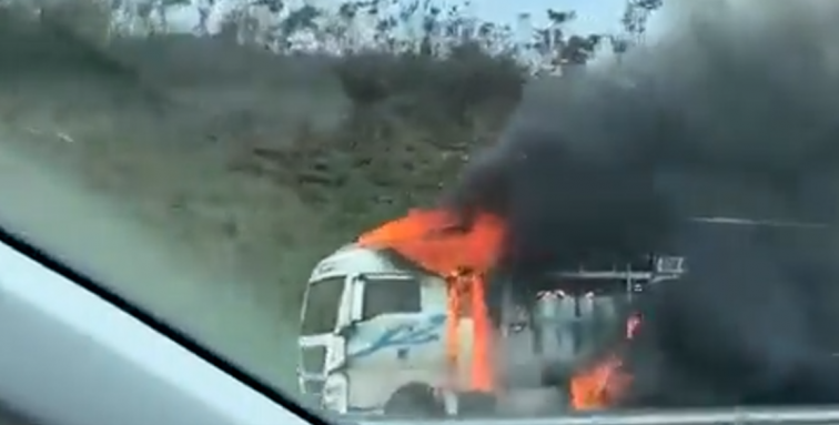 Retenciones en la A-9 a la altura de Abegondo por un camión calcinado en un importante incendio (vídeos)