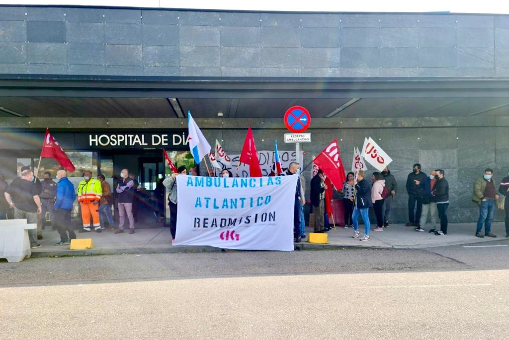 Personal de Ambulancias do Atlántico manifestándose en el hospital Álvaro Cunqueiro de Vigo.