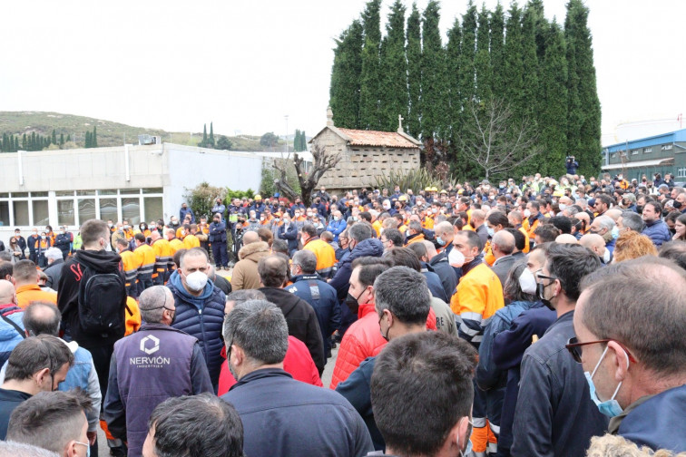 Decenas de trabajadores arropan a la familia del operario fallecido en la refinería de A Coruña