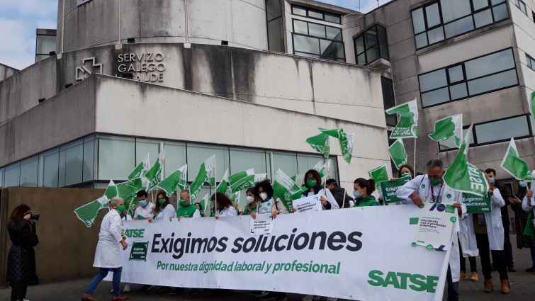 Protesta de Satse ante la sede del SERGAS por la inacción política que permite 