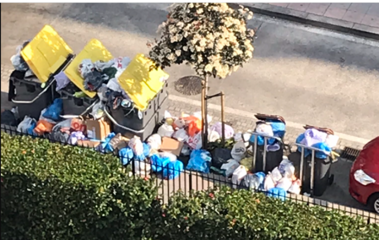 Queman contenedores y un camión de basura en A Coruña y la alcaldesa exige a la concesionaria pactar con los empleados