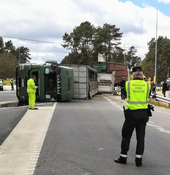 Conductor herido y más de 100 animales sacrificados tras volcar un camión con más de 600 cerdos en O Carballiño​