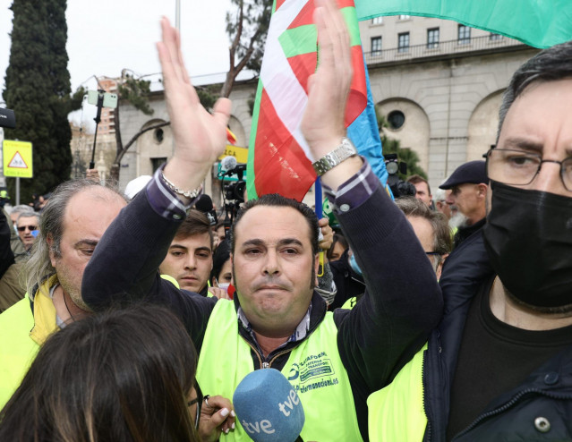 El presidente de la Plataforma para la Defensa del Sector del Transporte de Mercancías por Carretera, Manuel Hernández, responde a los medios en una manifestación por los problemas de los transportistas, en el Ministerio de Transportes, a 25 de marzo de 2