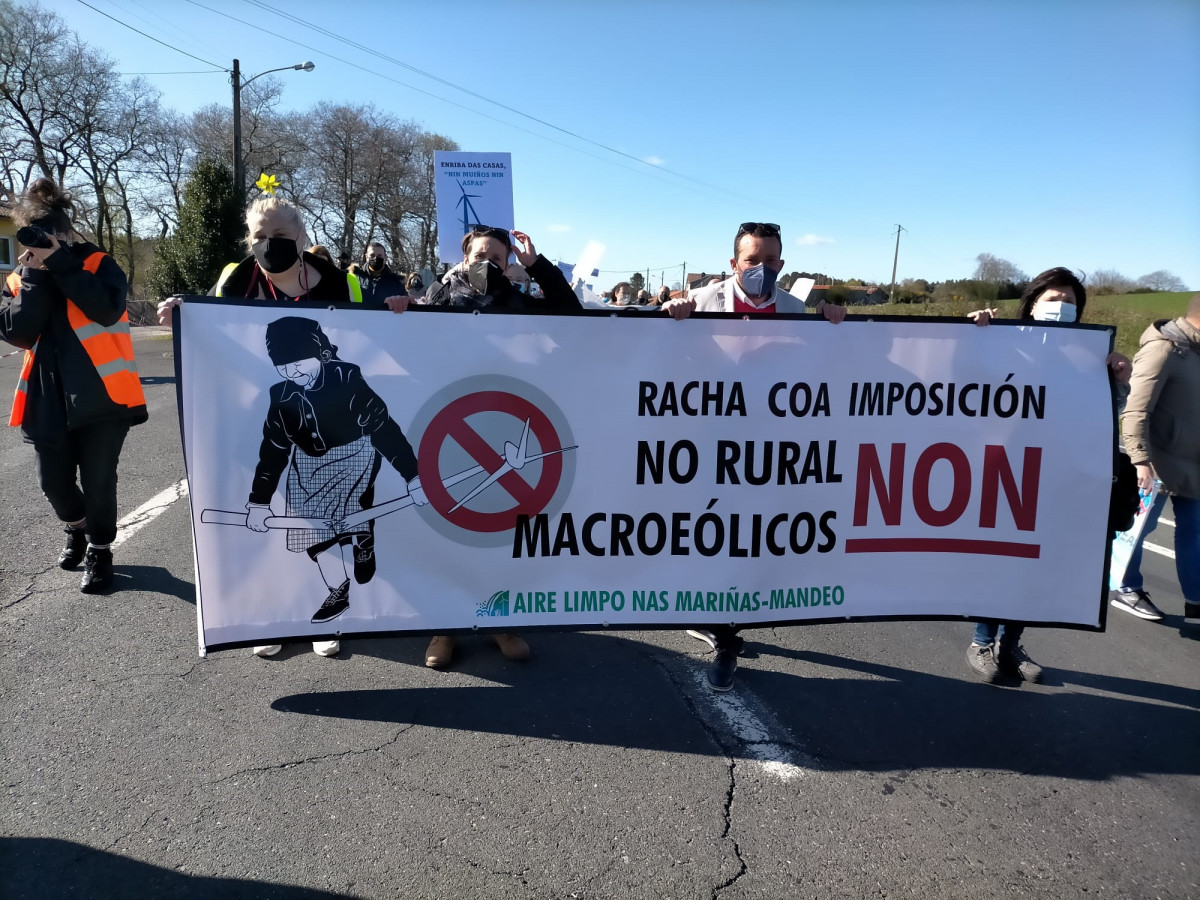 Manifestación en Curtis contra la "invasión" eólica