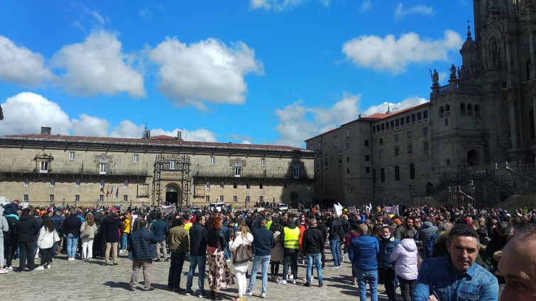 Miles de bateeiros abarrotan el Obradoiro en defensa del sector y de ampliar las zonas para recoger la cría ​