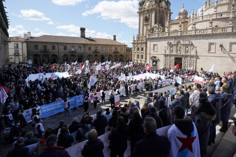 El BNG moviliza a miles de gallegos que claman en Santiago contra la subida de precios que 