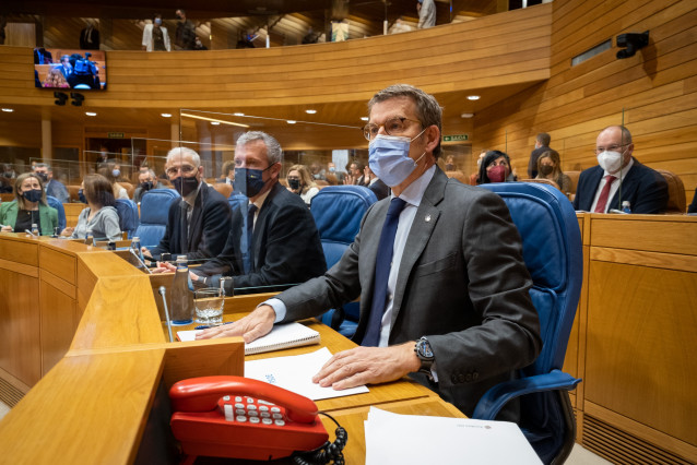 El presidente de la Xunta, Alberto Núñez Feijóo, junto a sus vicepresidentes Alfonso Rueda y Francisco Conde en la primera sesión de control en el Parlamento de Galicia tras su proclamación como nuevo presidente del Partido Popular