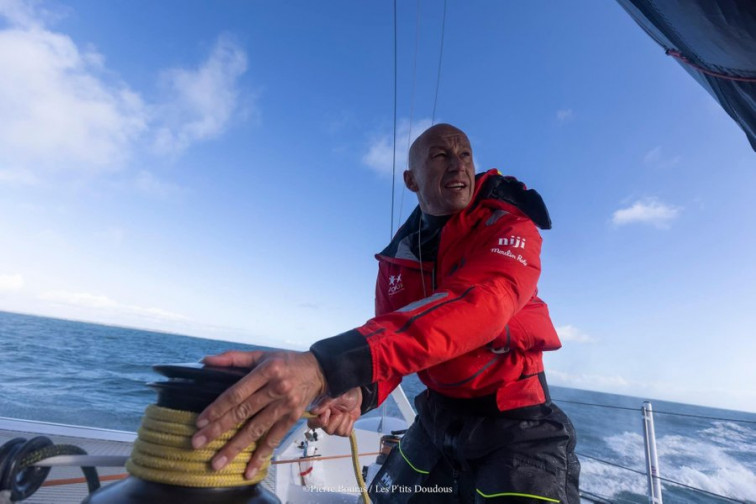 Salvamento Marítimo rescata al regatista francés Armel Tripon, que volcó su trimarán a 40 millas de la costa