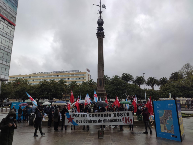 Protesta multitudinaria en distintos punto de Galicia de teleoperadores para un convenio digno en los call center​s