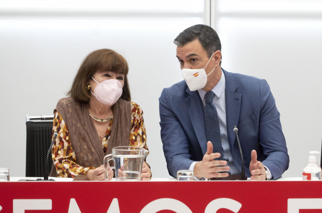 La presidenta del PSOE, Cristina Narbona y el presidente del Gobierno, Pedro Sánchez, en una reunión de la Ejecutiva Federal del PSOE, en la sede socialista de la calle Ferraz, a 18 de abril de 2022, en Madrid (España).